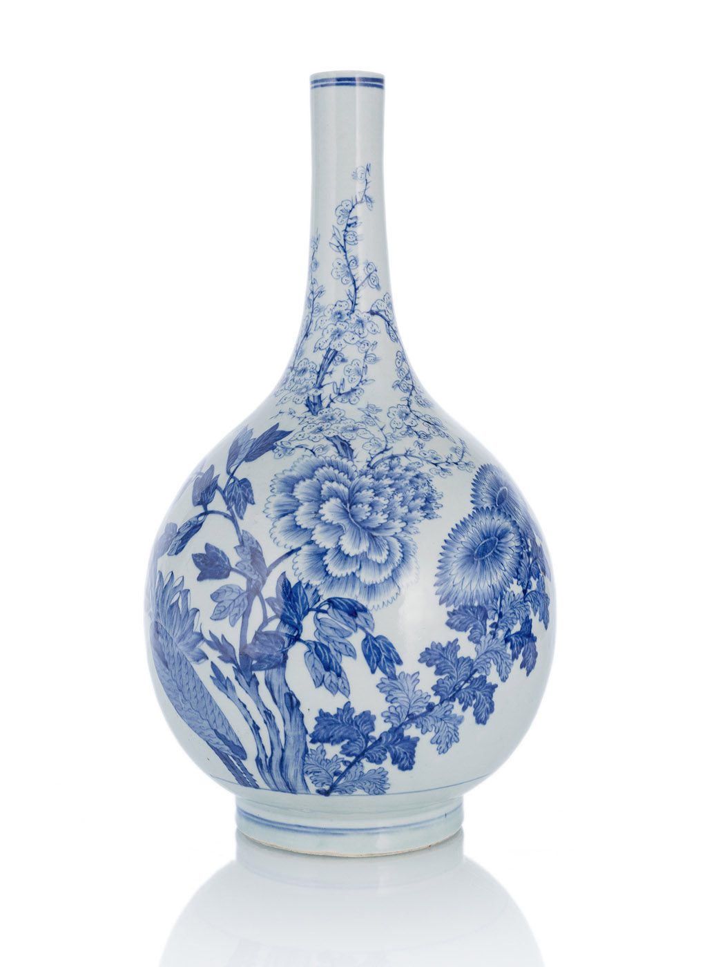 <b>Große Flaschenvase dekoriert mit Päonien, Chrysanthemen und Prunus in Unterglasurblau</b>