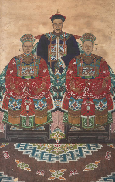 <b>Ahnenportrait eines hochrangigen Beamten und seinen Ehefrauen. Tusche und Farben auf Papier</b>