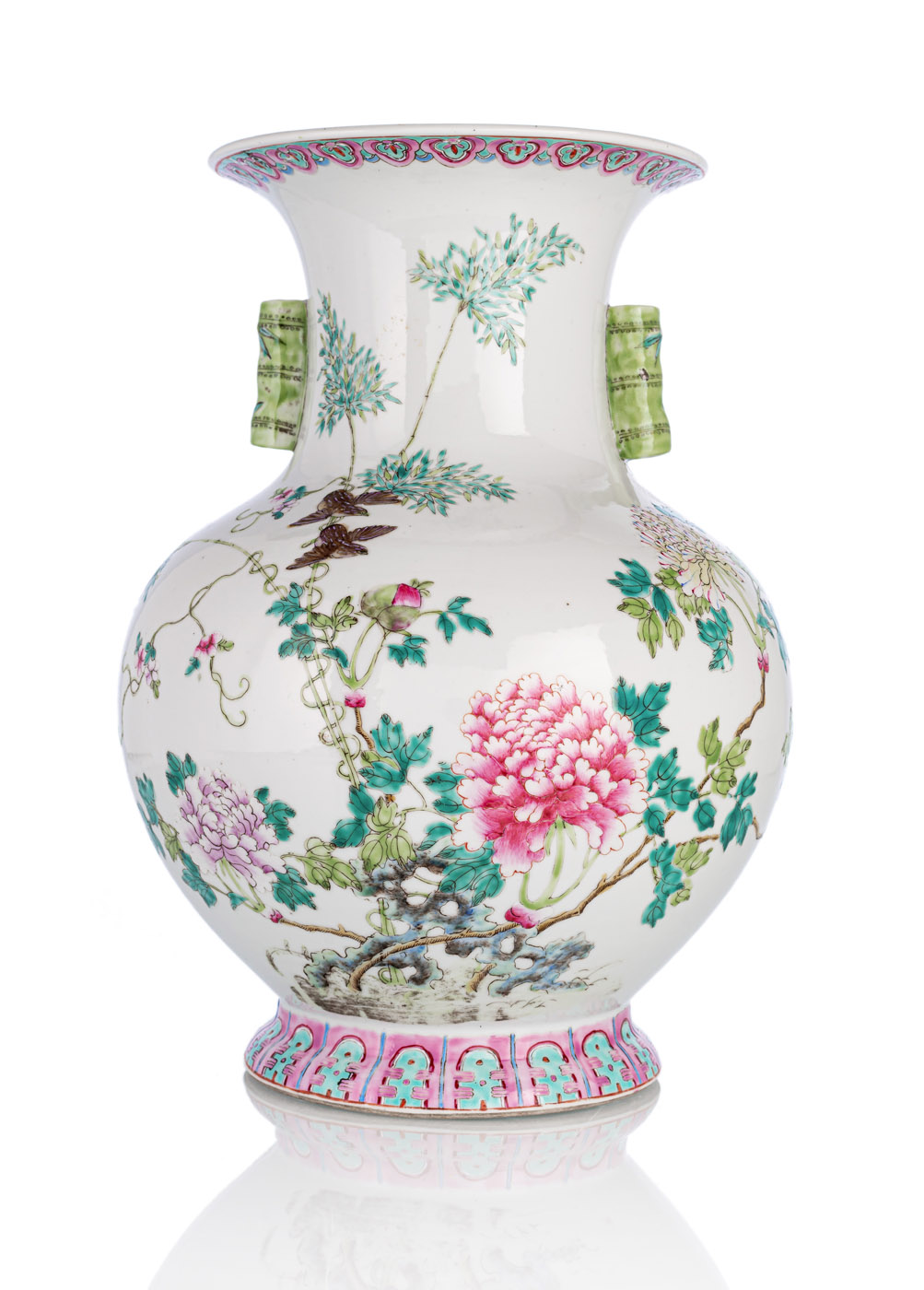 <b>Gebauchte Porzellanvase mit bambusförmigen Handhaben und floralem 'Famille rose'-Dekor</b>