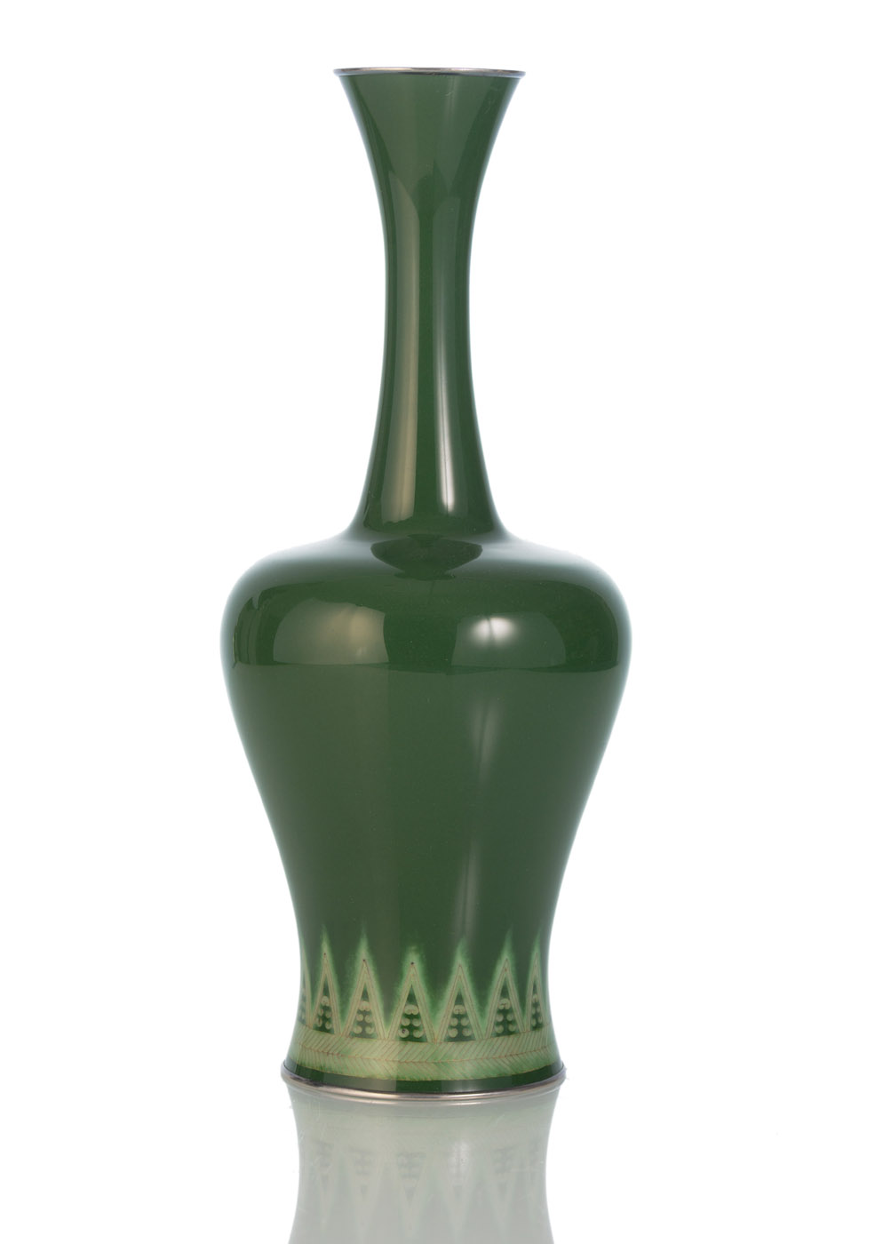 <b>A GREEN CLOISONNÉ ENAMEL VASE WITH SILVER WIRES AND GEOMETRICAL DECORATION ABOVE THE STAND</b>