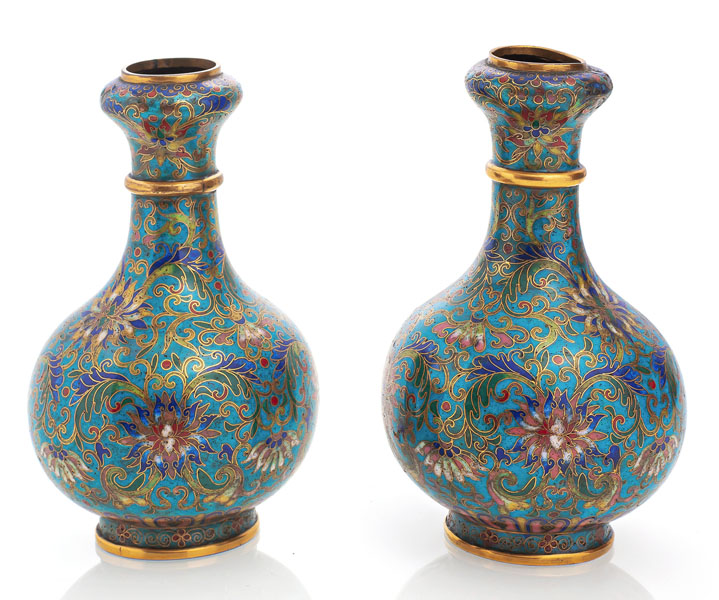 <b>Paar partiell feuervergoldete Cloisonné-Vasen mit Lotusdekor</b>