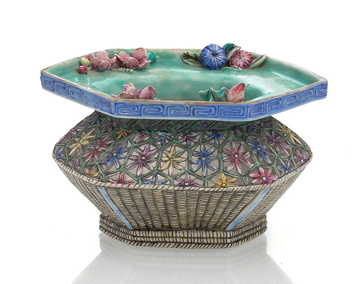 <b>Parfumier oder Weihrauchbehälter aus Porzellan mit Blütendekor in den Farben der 'Famille rose' dekoriert</b>