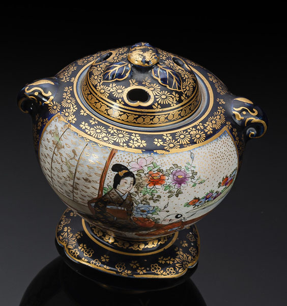 <b>Kinkozan-Vase mit puderblauem Fond und Koro mit Deckel mit figuralem Dekor</b>