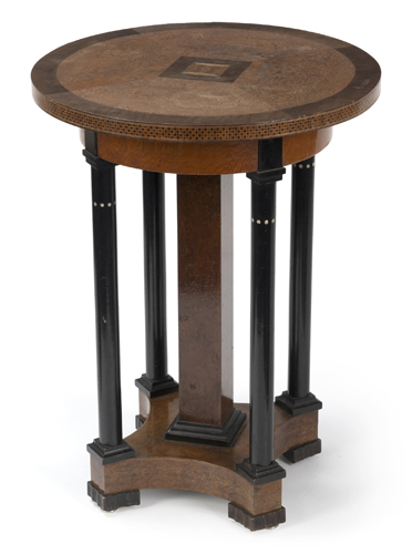 <b>Art-Deco-Säulentischchen mit Schachbrettmuster und Rose</b> <b>Art-Deco-Säulentischchen mit Schachbrettmuster und Rose</b>