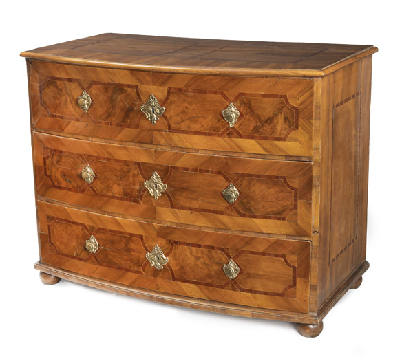 <b>A SOUTH GERMAN MARQUETRIED ROCOCO COMMODE</b> <b>A SOUTH GERMAN MARQUETRIED ROCOCO COMMODE</b>