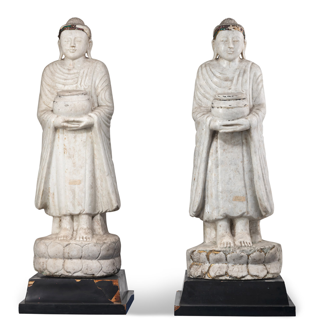 <b>Zwei stehende Buddha Shakyamuni aus Alabaster partiell mit  Mica eingelegt und Spuren von polychromer Lackfassung</b>