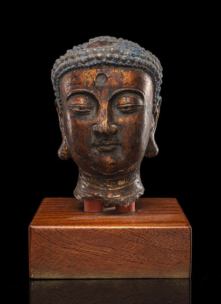 <b>A FINE LACQUERED AND GILT CLAY HEAD OF BUDDHA</b>