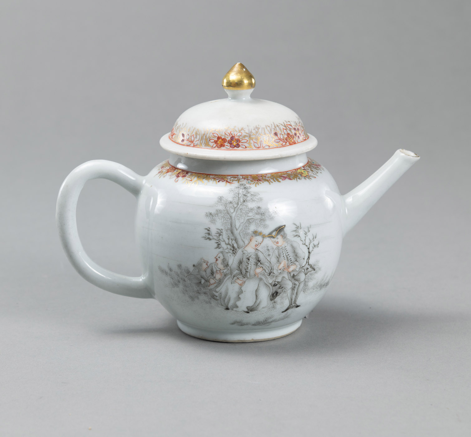 <b>A FINE GRISAILLE EXPORT PORCELAIN TEAPOT AND COVER</b>