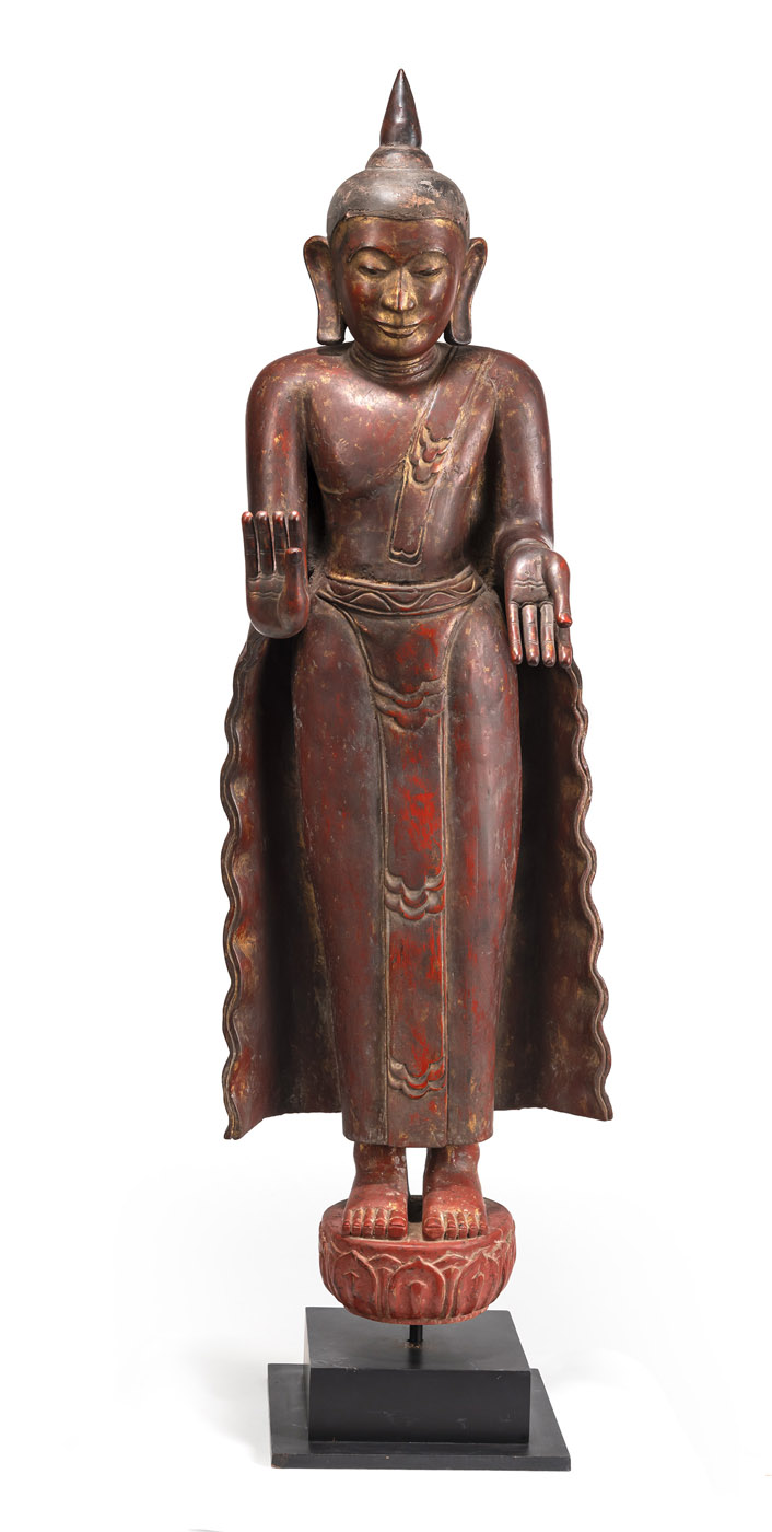 <b>Große Skulptur des stehenden Buddha Shakyamuni aus Holz mit roter Lackfassung</b>