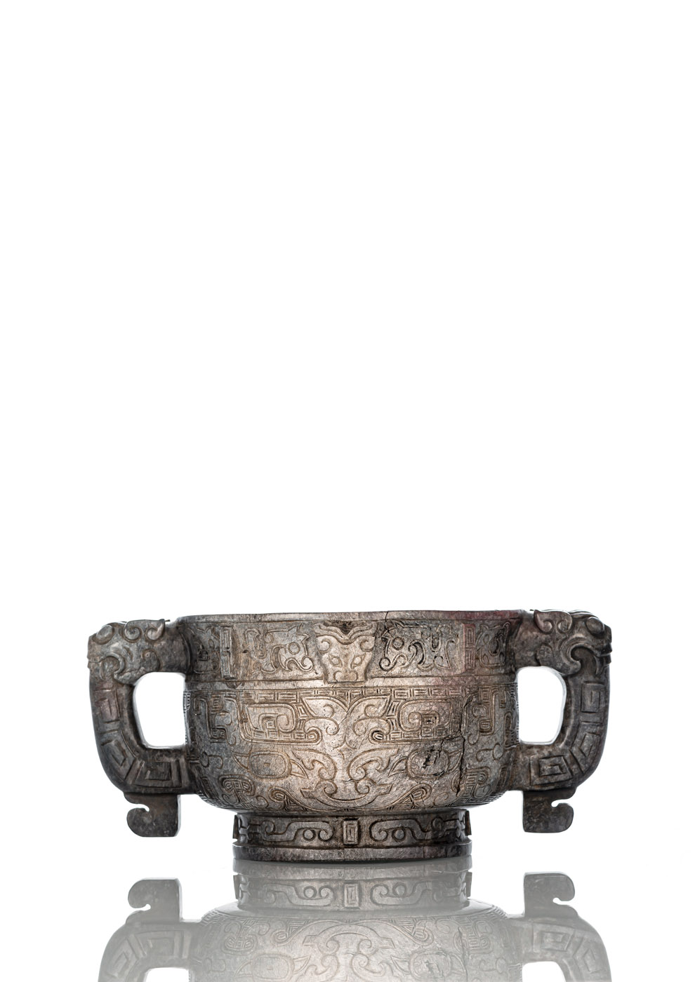 <b>Seltenes 'gui' aus Jade im archaischen Stil mit großen 'taotie' in Reliefschnitzerei dekoriert</b>
