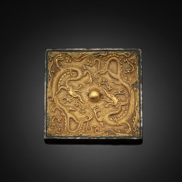 <b>Seltener quadratischer Spiegel aus Bronze mit feuervergoldetem Drachendekor in Relief</b>