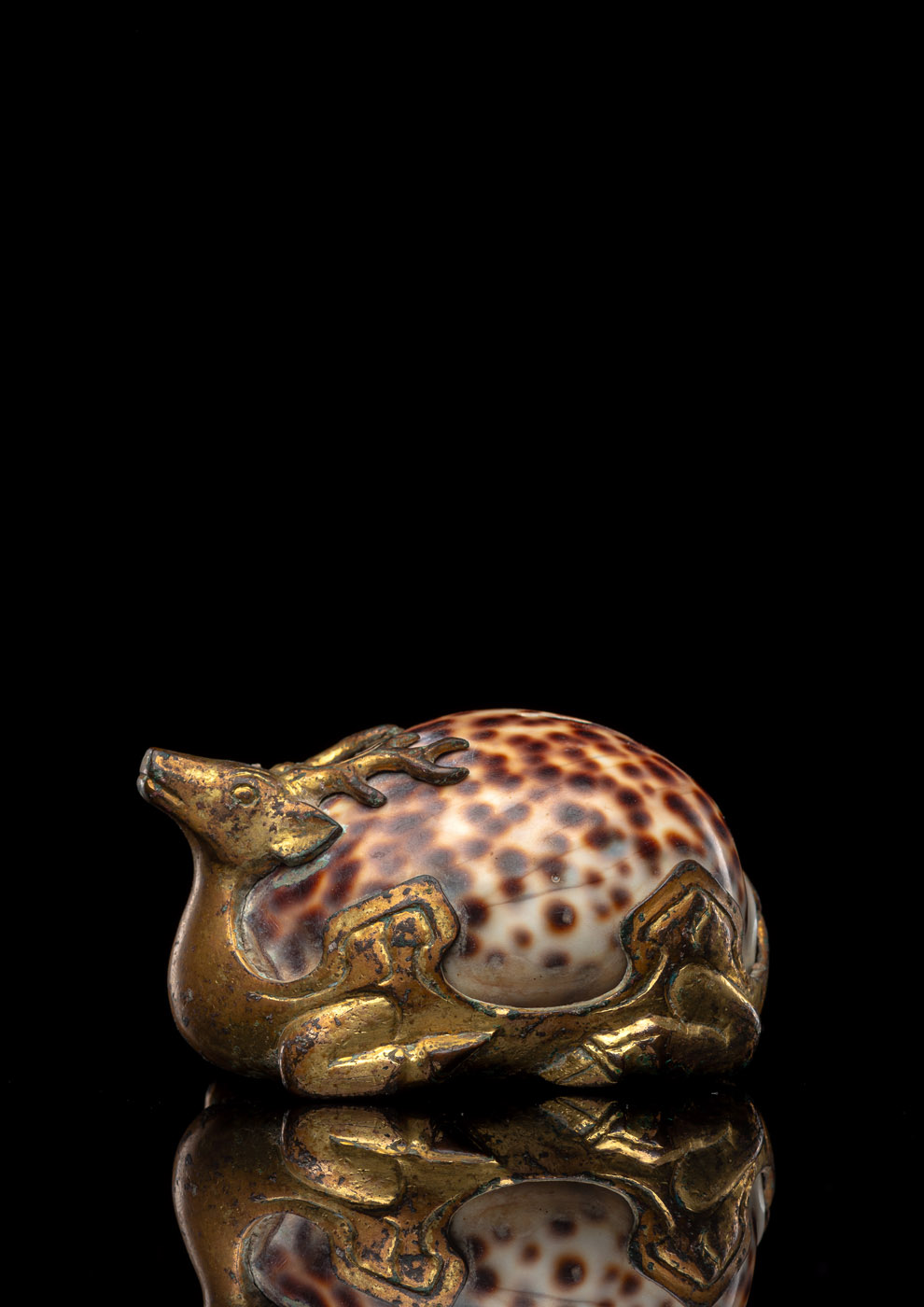 <b>Feines und seltenes Gewicht in Form eines feuervergoldeten Hirsches mit Kauri-Muschel</b>
