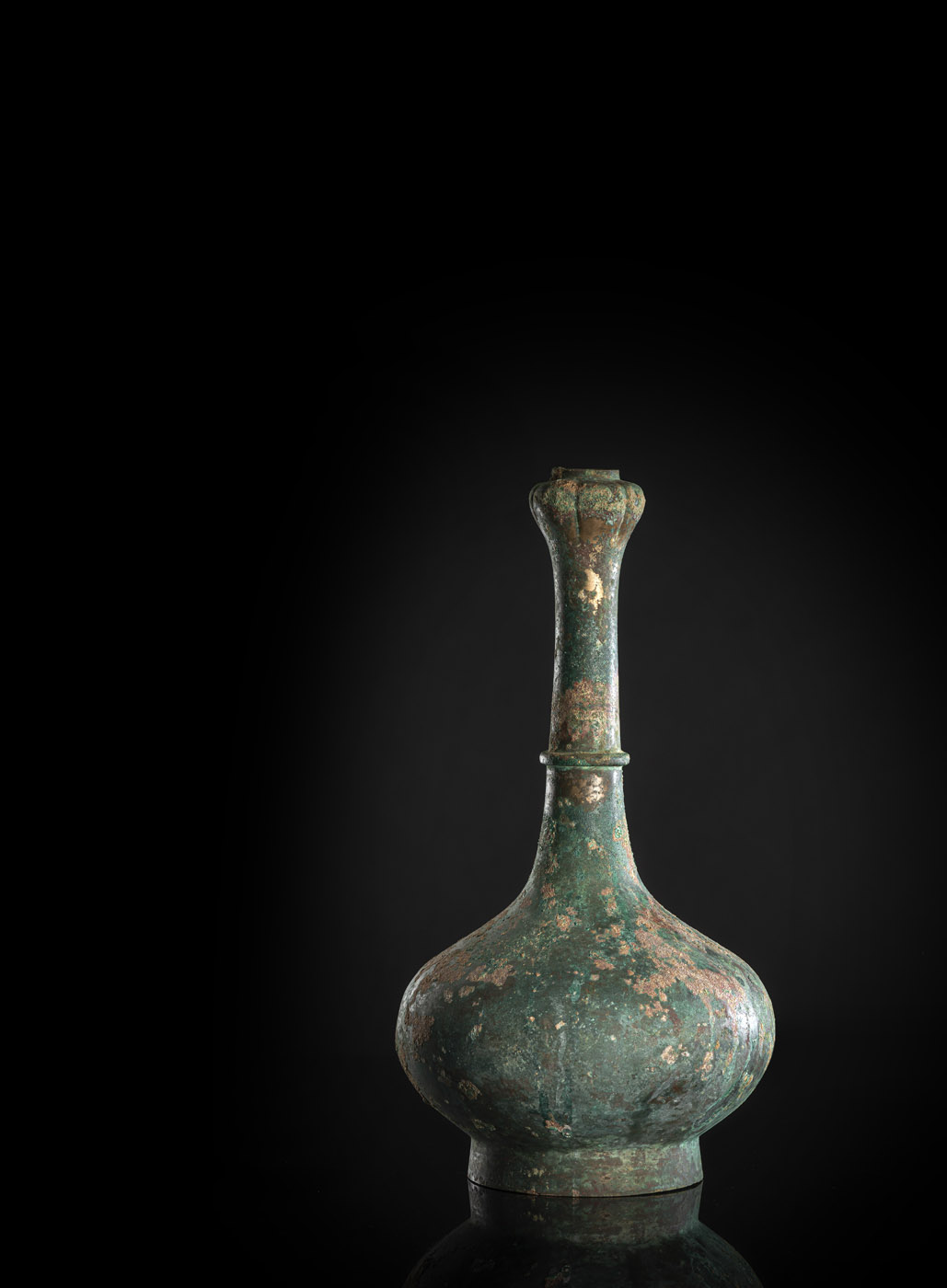 <b>Große Flaschenvase aus Bronze mit knoblauchförmiger Mündung</b>