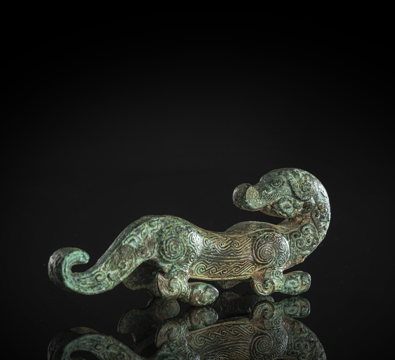 <b>A GREEN PATINATED BRONZE FITTING IN SHAPE OF A DRAGON</b>