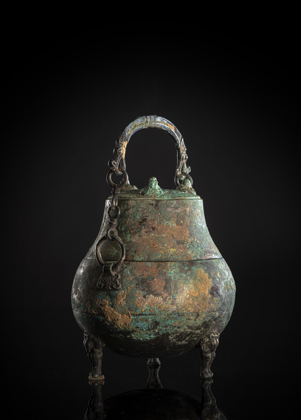 <b>AN ARCHAIC BRONZE TRIPOD VESSEL AND COVER, DILIANG HU</b>