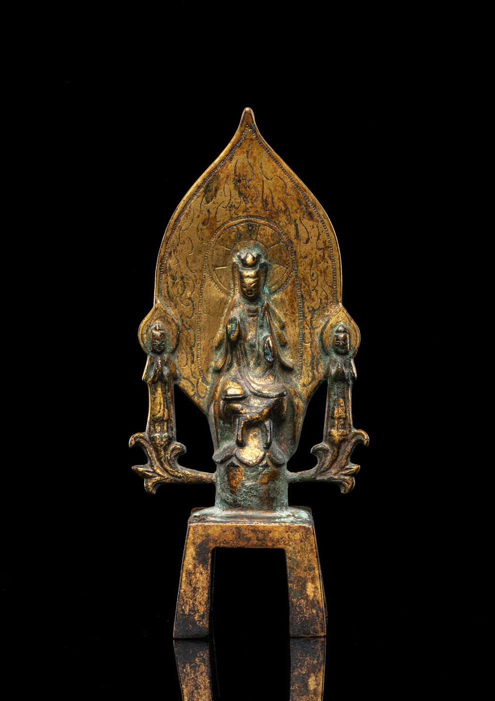 <b>Feine feuervergoldete Bronze des Avalokiteshvara mit zwei Adoranten</b>