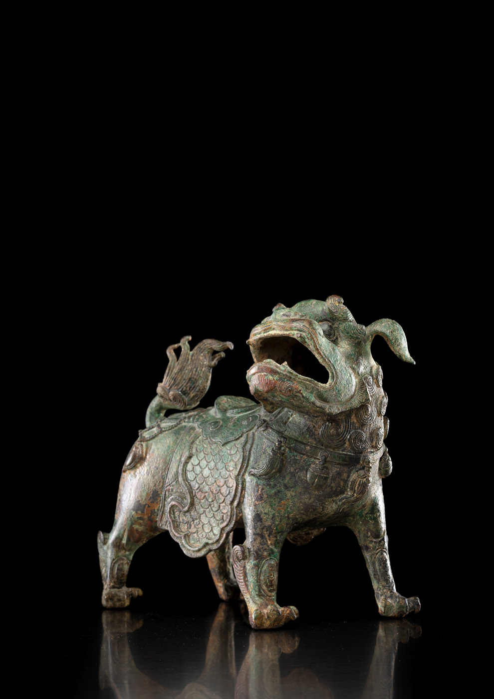 <b>Seltene Bronze eines schreitenden Löwen, prächtig geschmückt</b>