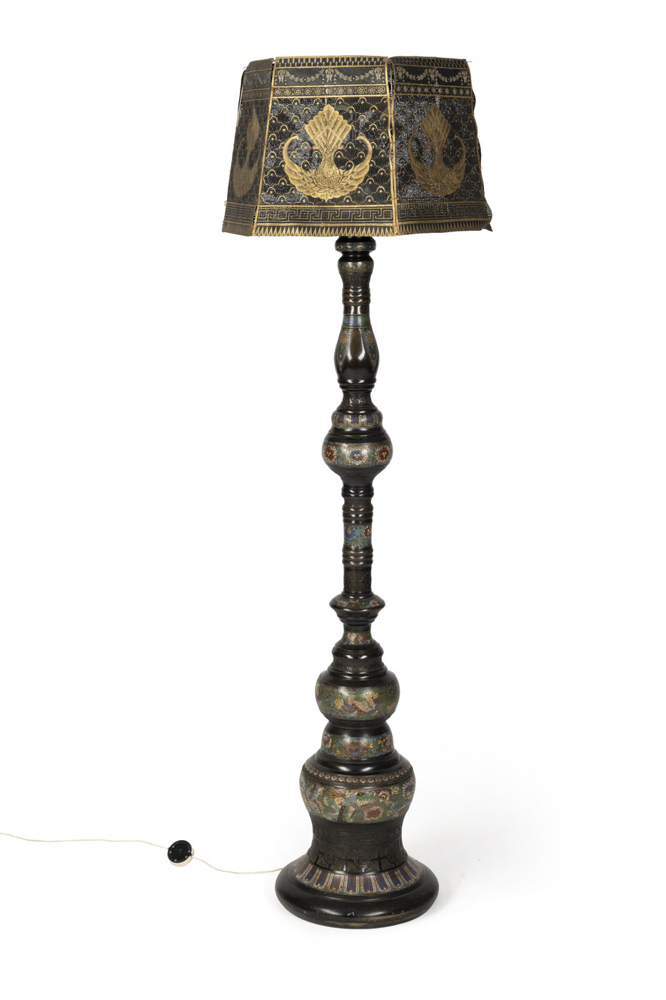 <b>Große Cloisonné-Säule als Lampenfuß mit Vogel- und Blumendekor, dazu durchbrochener Lampenschirm</b>