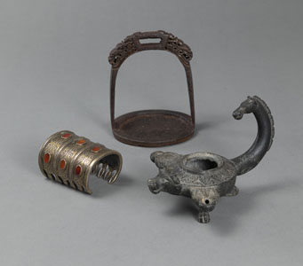<b>Konvolut: Eisen-Steigbügel, Armspange mit Karneole-Steinbesatz, Bronze-Öllampe</b>