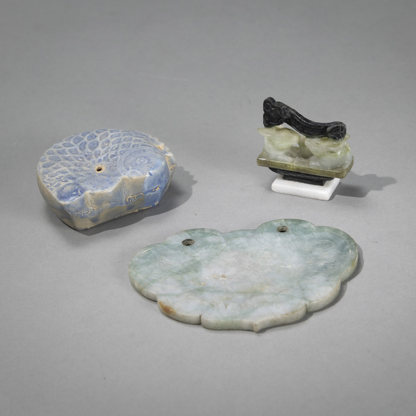<b>Jade-Anhänger in ruyi-Form, Pinselablage aus Speckstein und Keramik-Wassertropfer in Form eines Karpfens</b>