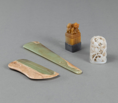 <b>Zwei archaische Jade-Objekte, eine Deckelknauf aus weißer Jade in Durchbruch-Arbeit und ein Speckstein-Siegel gekrönt mit einem Löwen und seinem Jungen</b>