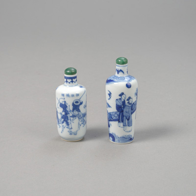 <b>Zwei Porzellan-Snuffbottles mit unterglasurblauem Figurendekor</b>