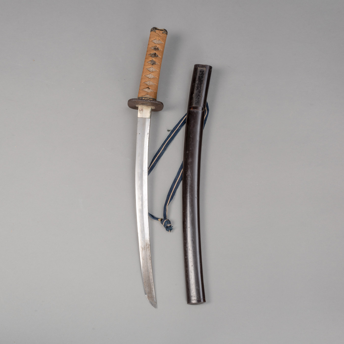 <b>Wakizashi mit Griff in Fischhautmontur und Lackscheide</b>