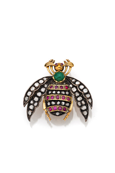 <b>A BEE SHAPED GOLD AND SILVER BROOCH</b>