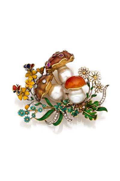 <b>A DECORATIVE GOLD AND ENAMEL BROOCH DEPICTING MUSHROOMS, FLOWERS AND INSECTS</b>