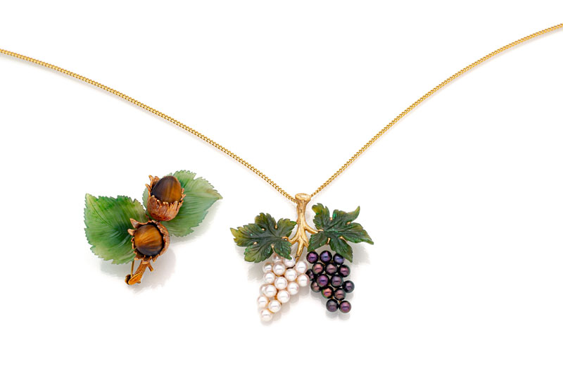 <b>A HAZELNUT SHAPED BROOCH AND A GRAPE PENDANT WITH NECKLACE</b>