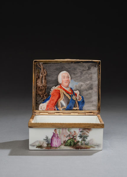 <b>A MEISSEN GILTBRASS MOUNTED PORCELAIN TABATIERE WITH THE PORTRAIT OF FRIEDRICH AUGUST II KURFÜRST OF SAXONY AND KING OF POLAND</b>
