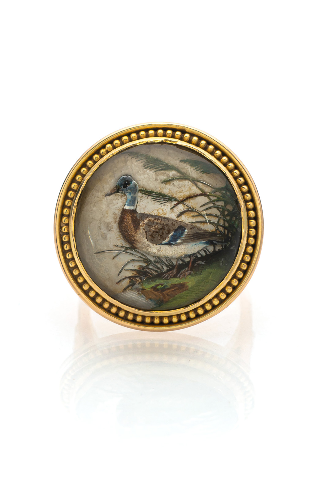 <b>A DUCK TOOLED REVERSE CRYSTAL INTAGLIO AND GOLD RING</b>