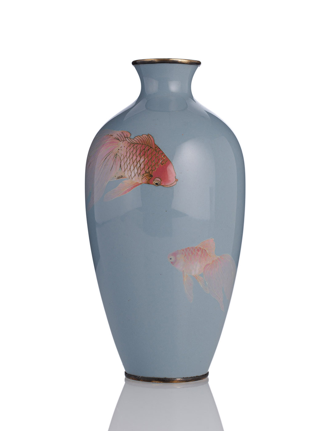 <b>Feine Cloisonné-Vase in verschiedenen Techniken, u.a. musen und moriage mit zwei Goldfischen auf blau-grauem Fond dekoriert</b>
