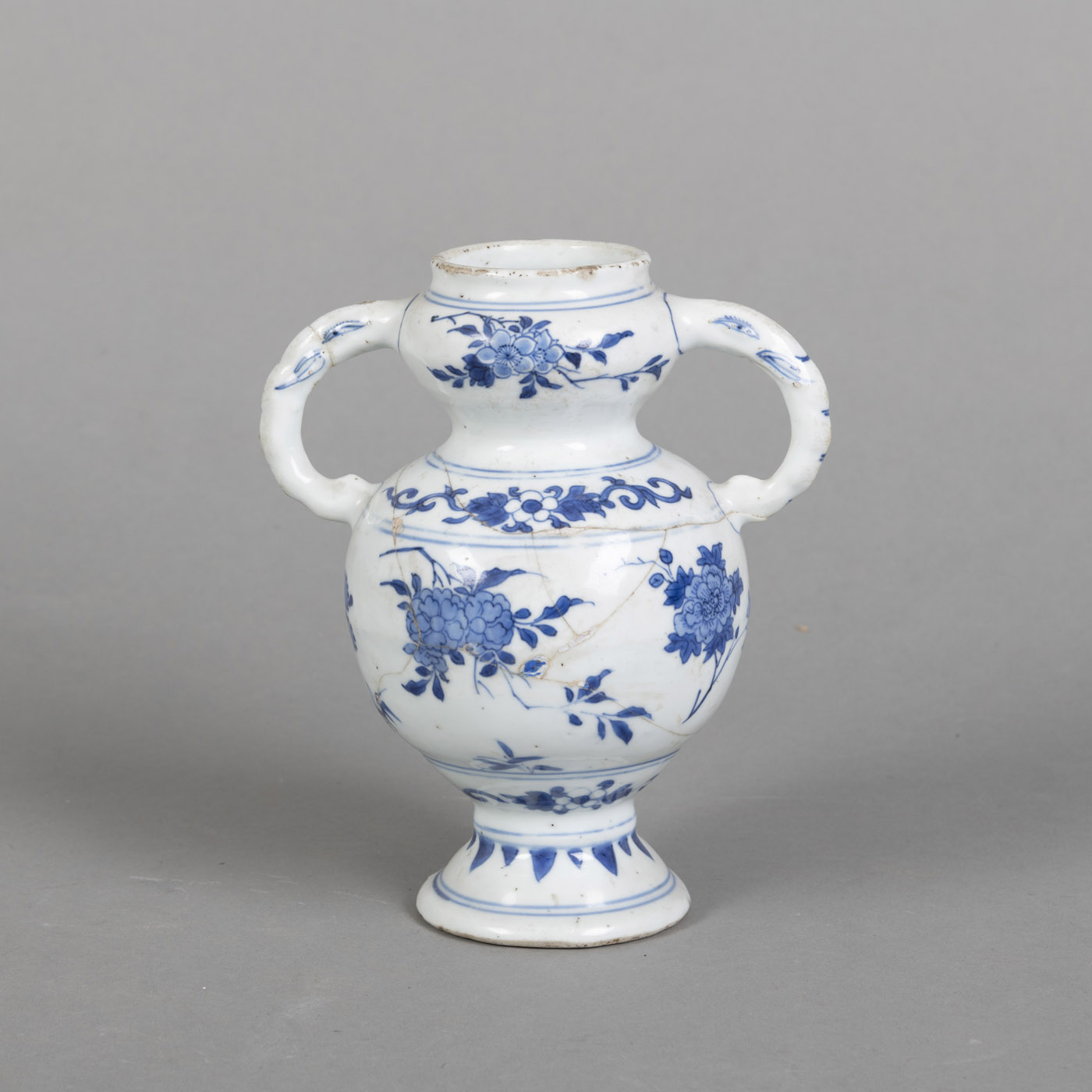 <b>A BLUE AND WHITE VASE WITH TWO HANDLES AND FLOWER BRANCHES DECORATIONS</b>