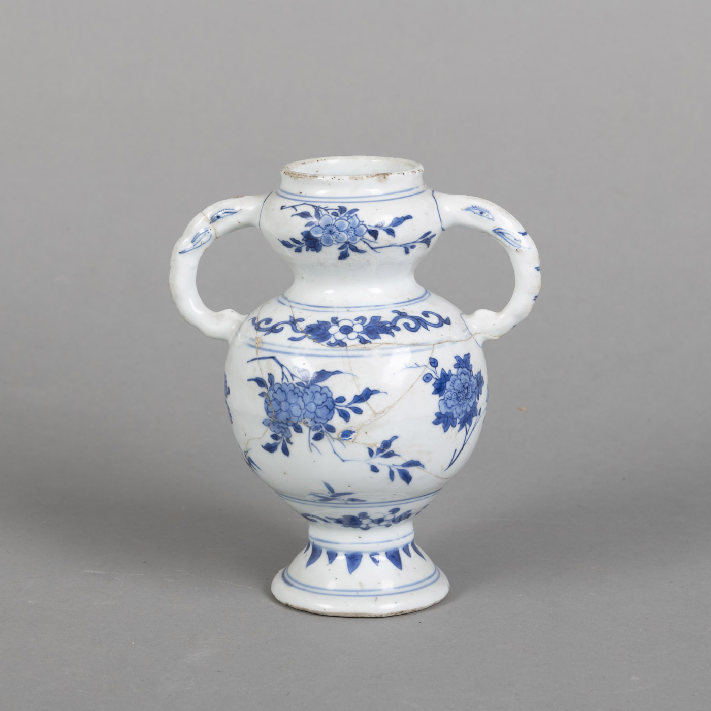 <b>Henkelvase mit unterglasurblauem Dekor von Blumenzweigen</b>