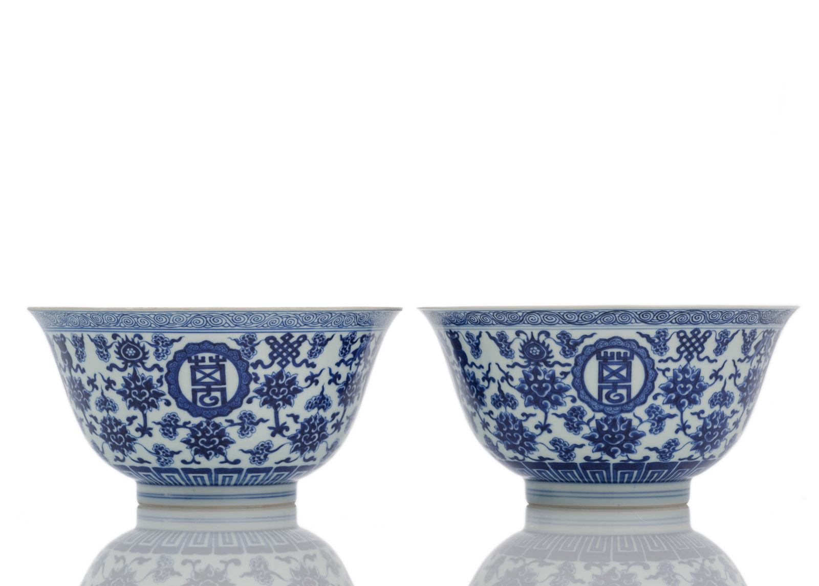 <b>Paar feine unterglasurblau dekorierte Schalen aus Porzellan</b>