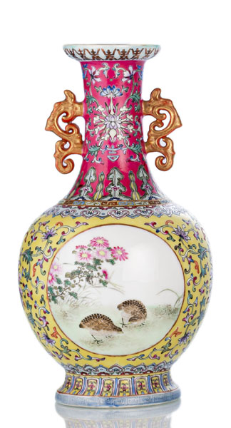 <b>Feine 'Famille rose'-Vase aus Porzellan mit Wachteldekor</b>