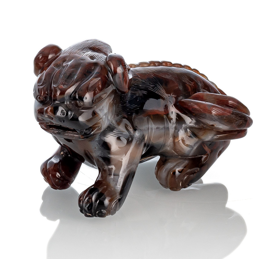 <b>A FINE AND LARGE AGATE CARVING OF A MYTHICAL ANIMAL</b>