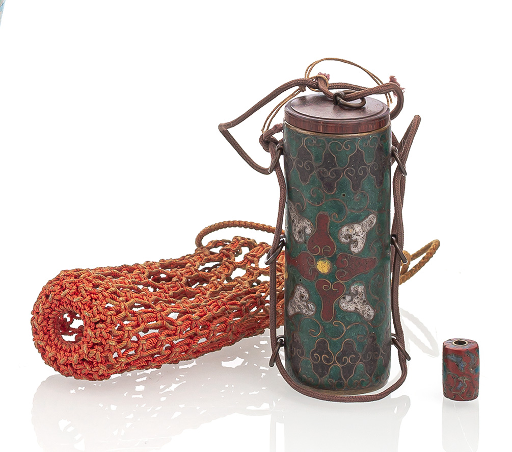 <b>Zylindrischer Behälter mit Holzdeckel aus Bronze mit Cloisonné-Dekor von Lotus</b>