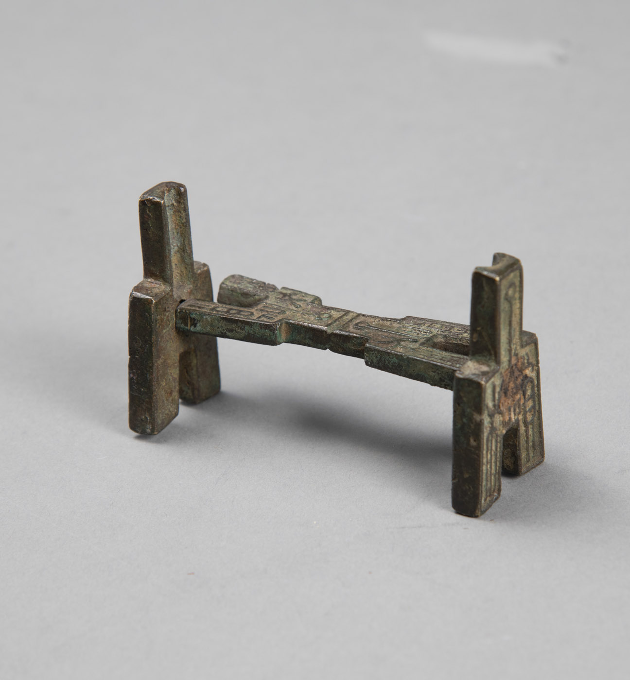 <b>Kleiner Bronze-Ständer zusammengesetzt aus archaischen 'bu'-Münzen, wohl für einen Tischstellschirm</b>