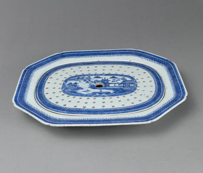 <b>Oktogonale Porzellan-Wärmeplatte mit passendem Aufsatz, dekoriert mit unterglasurblau gemalter Seelandschaft</b>