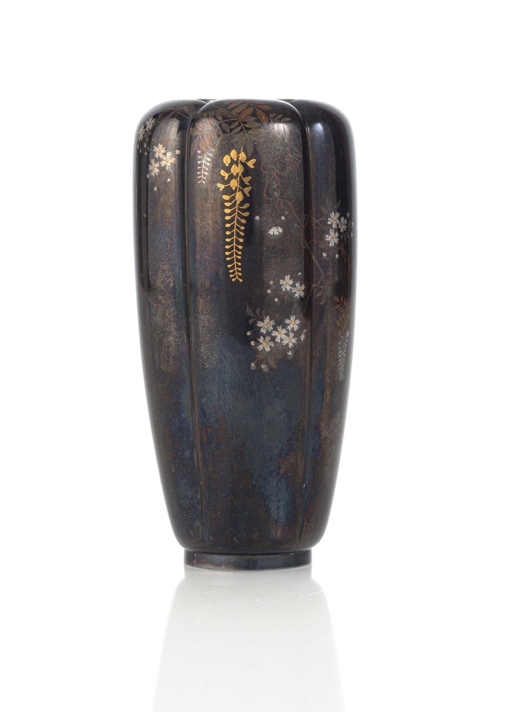 <b>Feine 'shakudo'-Vase mit Blütendekor</b>