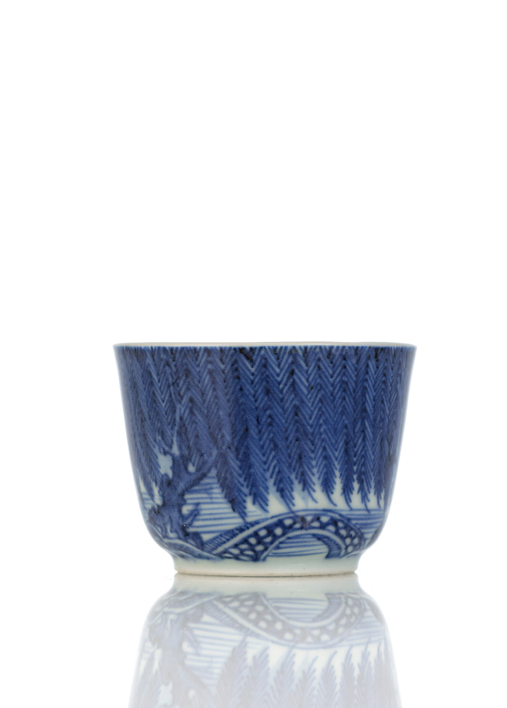 <b>Unterglasurblau dekorierter Weinbecher aus Porzellan mit Dekor von Weiden an einem Bachlauf</b>