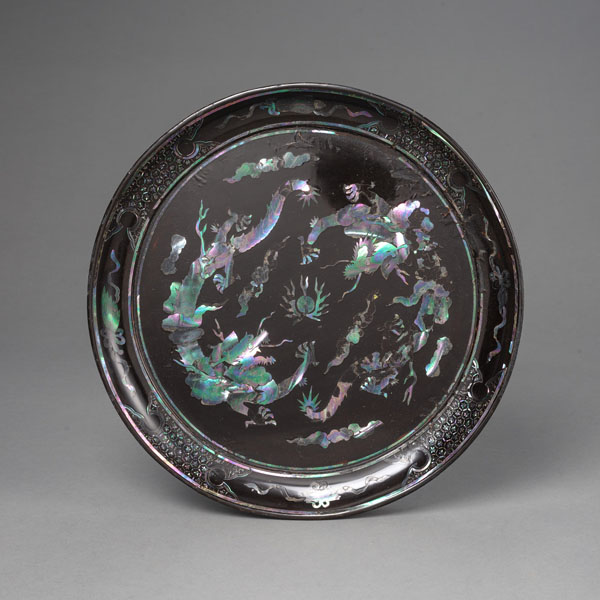 <b>A BLACK-LACQUER MOTHER-OF-PEARL-INLAID DRAGON PLATE</b>