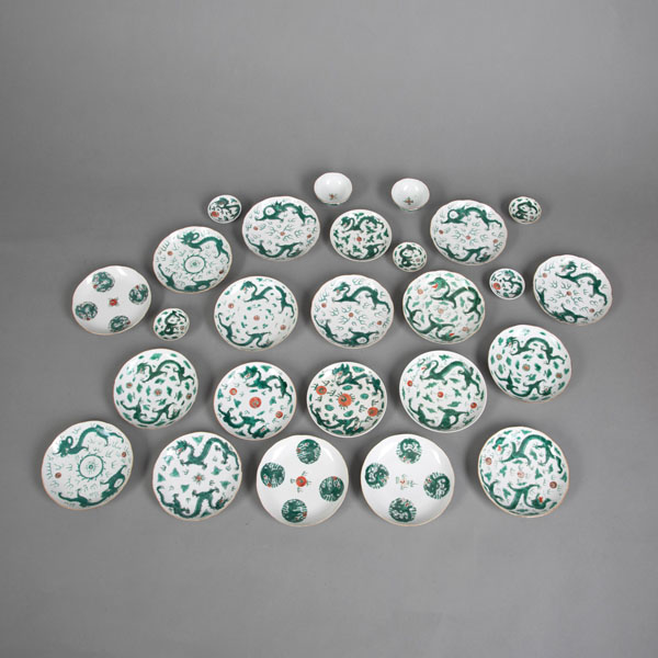 <b>A GROUP OF PORCELAINS WITH GREEN ENAMEL DRAGON DECORATION: 19 DISHES, 5 BOWLS AND 2 CUPS</b>