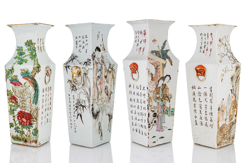 <b>Satz von vier Porzellan-Vierkantvasen mit Aufschrift und Figurendekor in 'Qianjiang cai' bzw. 'Famille rose', seitlich flankiert mit Löwenmasken-Handhaben</b>