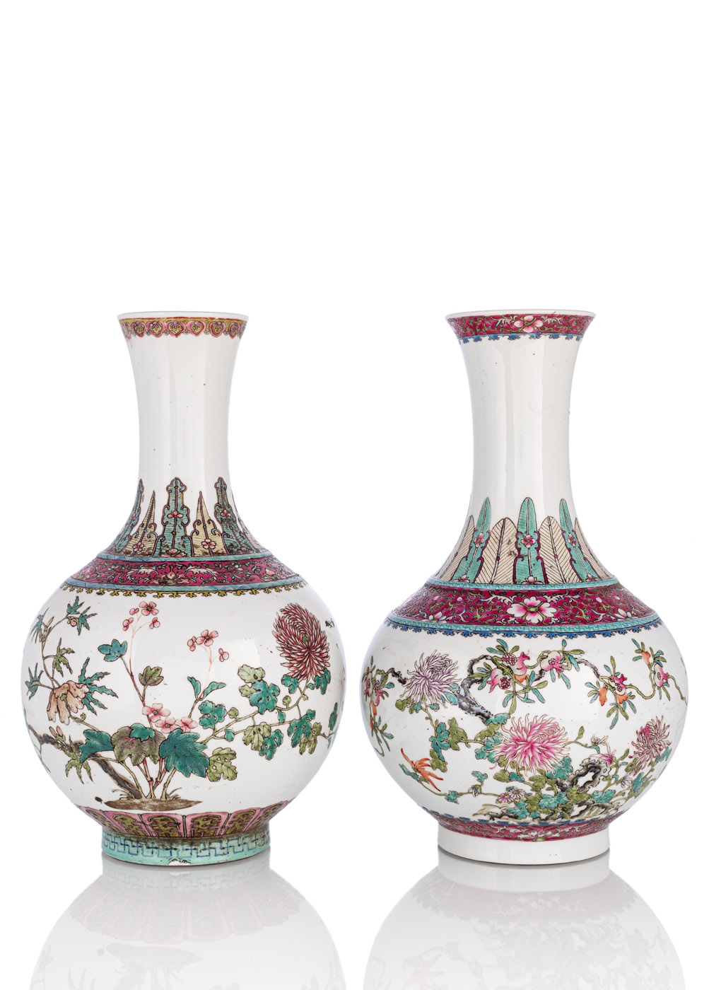<b>Zwei Kugelvasen mit 'Famille rose'-Dekor von Granatäpfeln und Chrysanthemen</b>