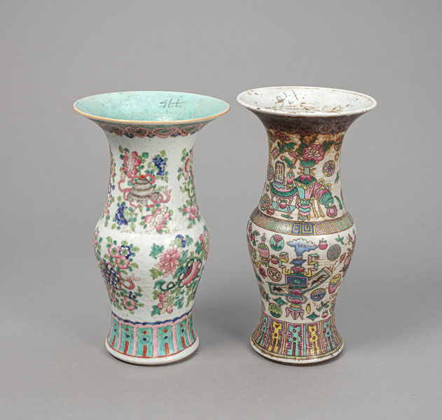 <b>Zwei Porzellanvasen mit 'Famille rose'-Antiquitäten- und -Floraldekor</b>