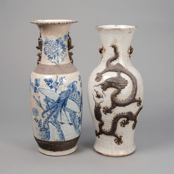 <b>Zwei Balustervasen aus Porzellan mit unterglasurblauem Pfauen- und schwarzem Relief-Drachendekor</b>