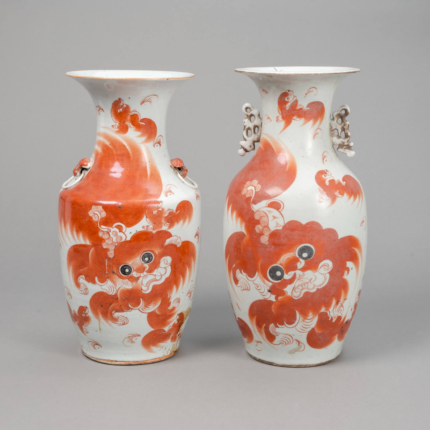 <b>Zwei Balustervasen aus Porzellan mit eisenrotem Dekor von Fo-Löwen</b>